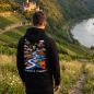 Preview: Mann mit Artwork Mittelrhein Hoodie schaut auf den Rhein